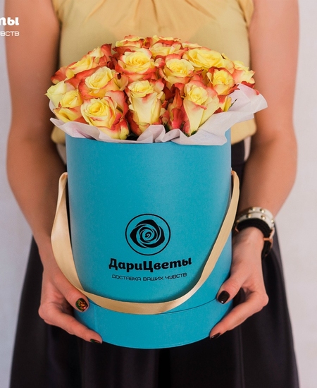 Букет «Amore» в шляпной коробке из 25 желтых роз