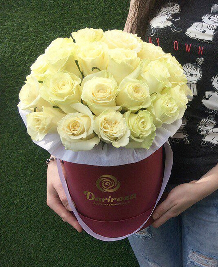 Букет «Amore» в шляпной коробке из 25 белых роз
