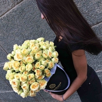 Букет «Amore» из 29 кустовых бежевых роз